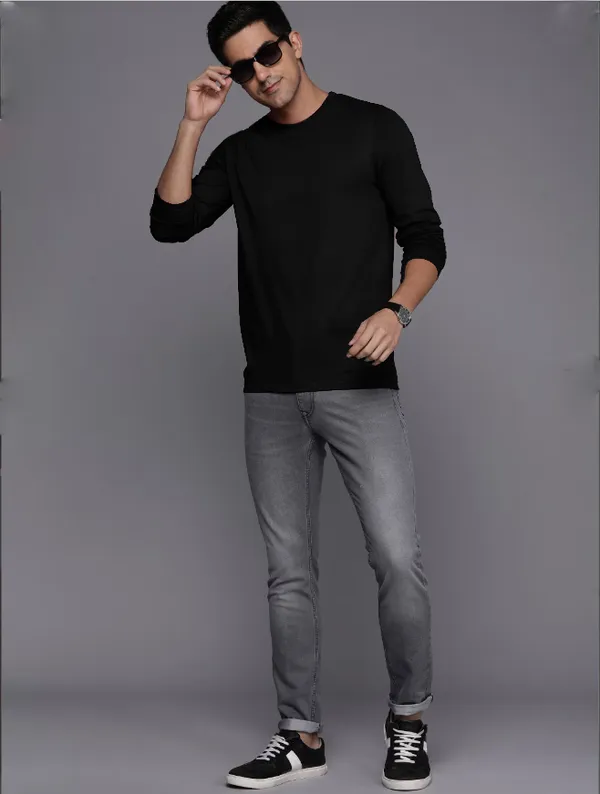 Black_Round_Neck_Cotton_Blend_Stylish_Fashionable_Tshirt_For_Men